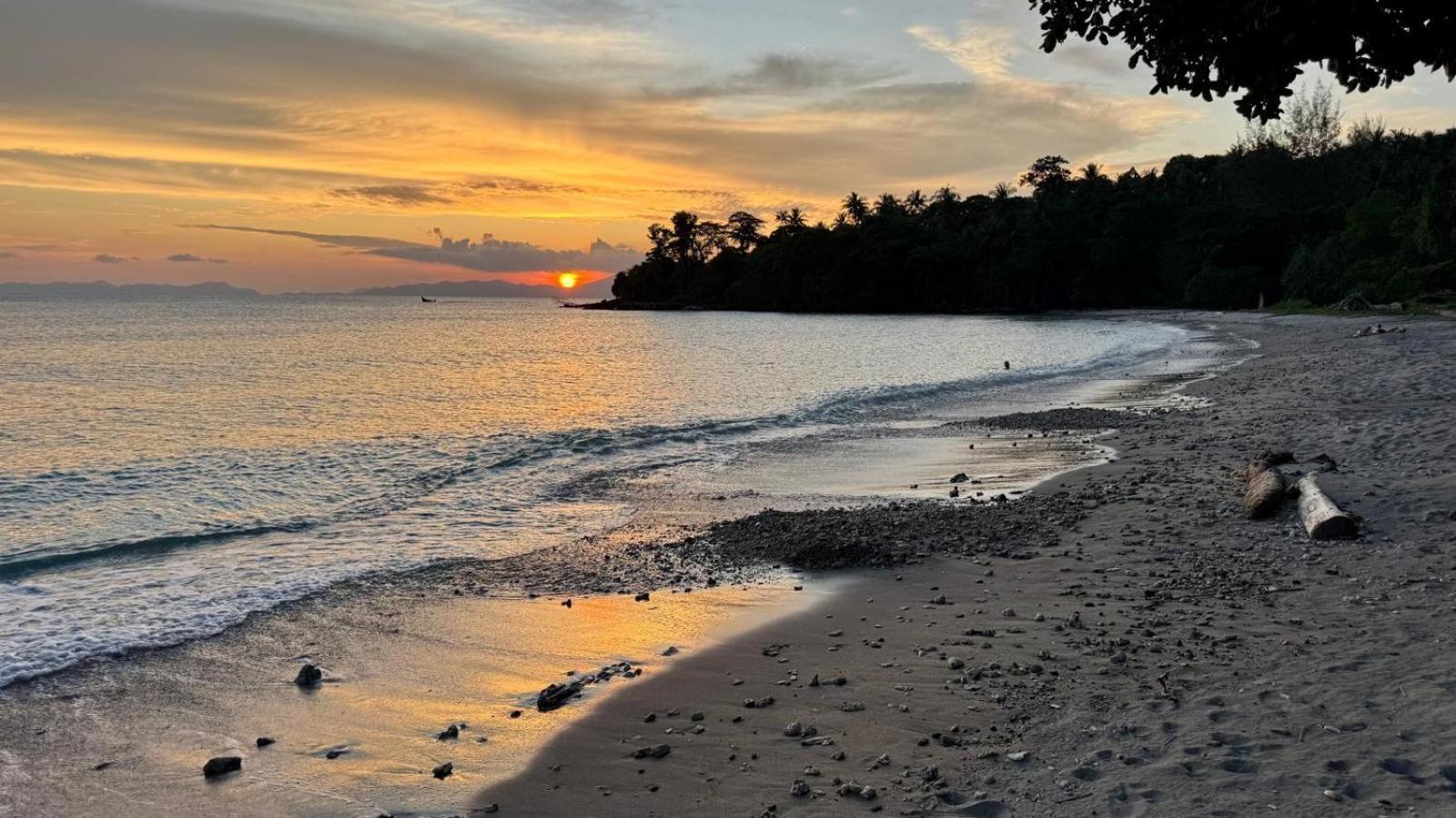 Sunset Beach Resort Weh سابانغ المظهر الخارجي الصورة